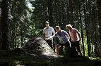 Erwachsene im Wald Begutachtung Ameisenhügel Lehrpfad Hexenwasser Thema Erdreich Söll