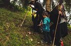 Hexen mit Kind im Wald Pilze bestaunen auf Lehrpfad Hexenwasser Thema Erdreich Söll