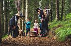 Hexen mit Mama und Kindern im Wald auf Lehrpfad mit Hexenkessel im Hexenwasser Thema Erdreich Söll