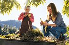 Kinder beim Äpfel schälen draußen Hexenwasser Thema Erdreich Söll