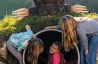 Kinder mit Rutsche Hexenwasser Thema Erdreich Söll