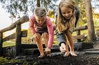 Kinder untersuchen Erde mit Regenwürmern Hexenwasser Thema Erdreich Söll